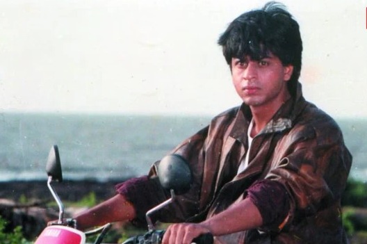 Shah Rukh Khan waiting for Puneet Issar on film set